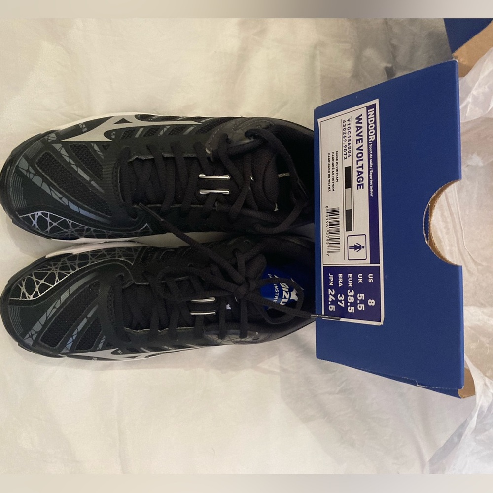 NWT Mizuno Wave Voltage Volleyball